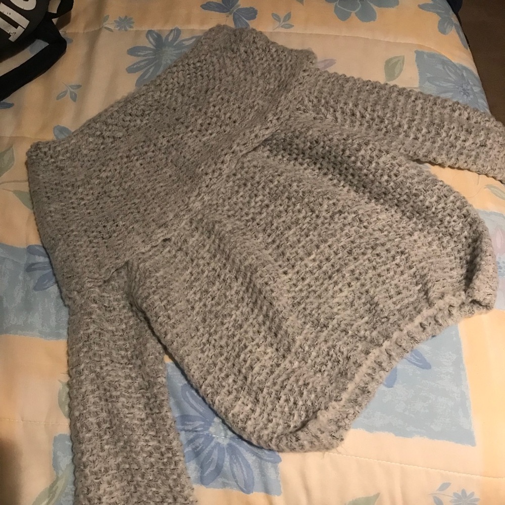 GRAY KNIT SWEATER